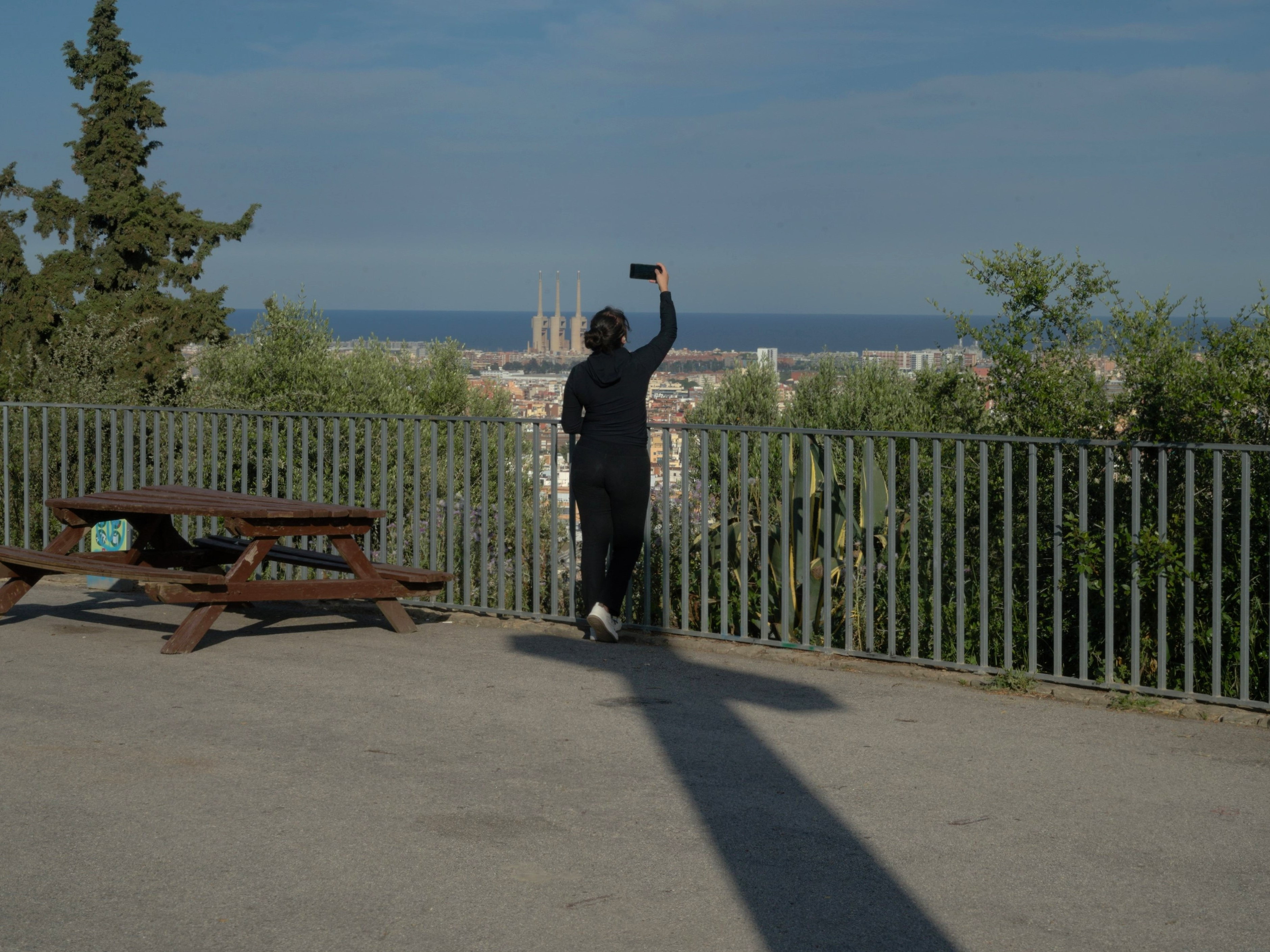Cruz del Turó de la Peira. Más gente. Proyecto inaugural de la web de Ibán Ojea. Fotografía documental subjetiva en Barcelona.